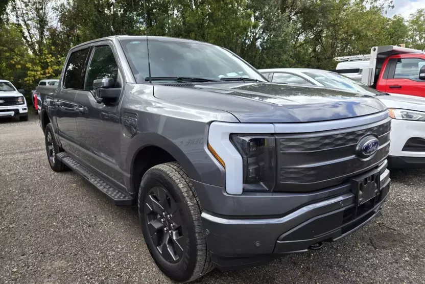 2023 Ford F-150 Lightning Lariat photo 1