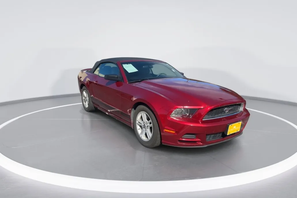 2014 Ford Mustang V6 Convertible photo 1