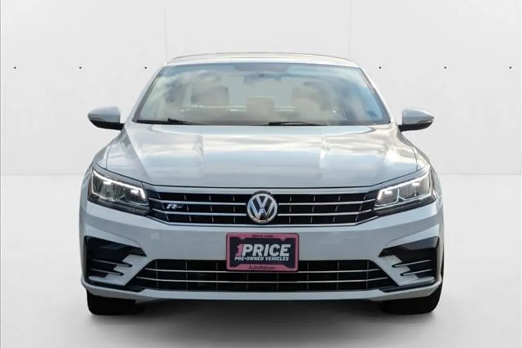 2017 Volkswagen Passat R-Line photo 1