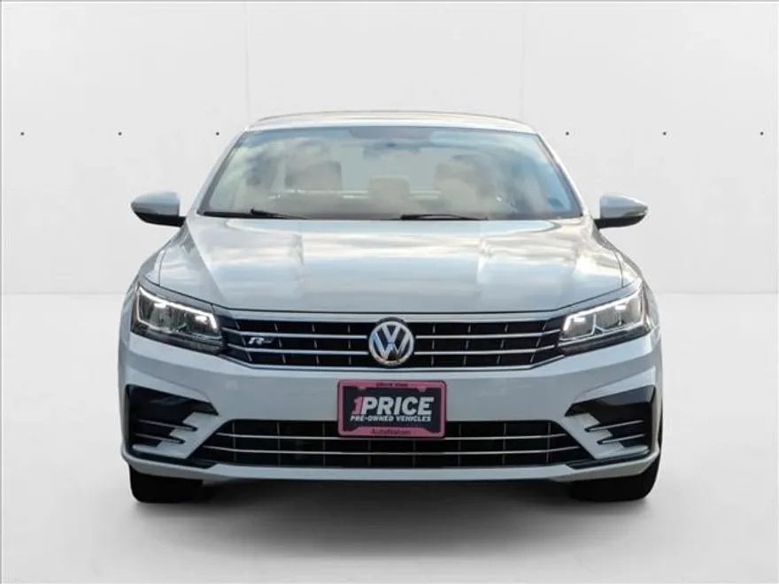 2017 Volkswagen Passat R-Line photo 1