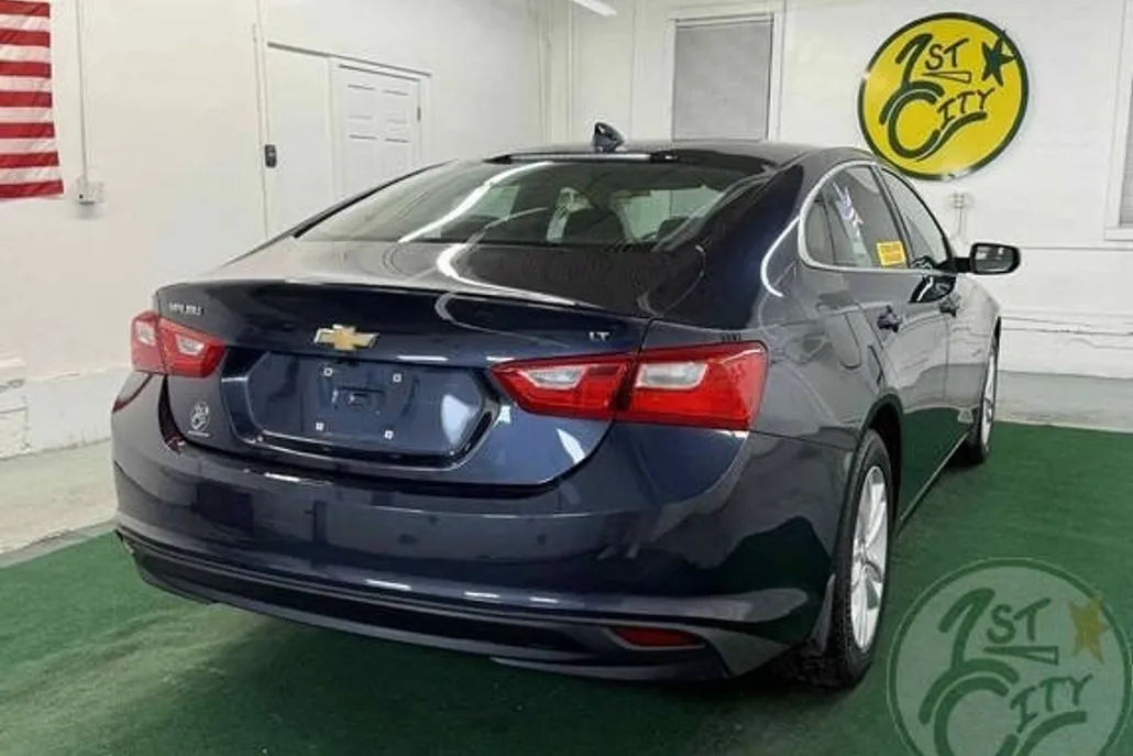 2017 Chevrolet Malibu 1LT photo 1