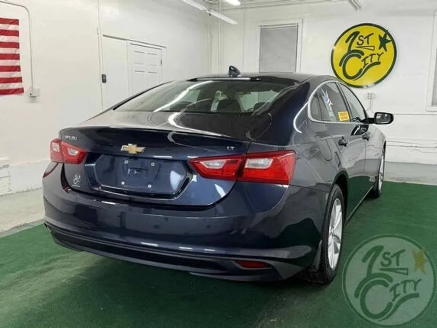 2017 Chevrolet Malibu 1LT photo 1