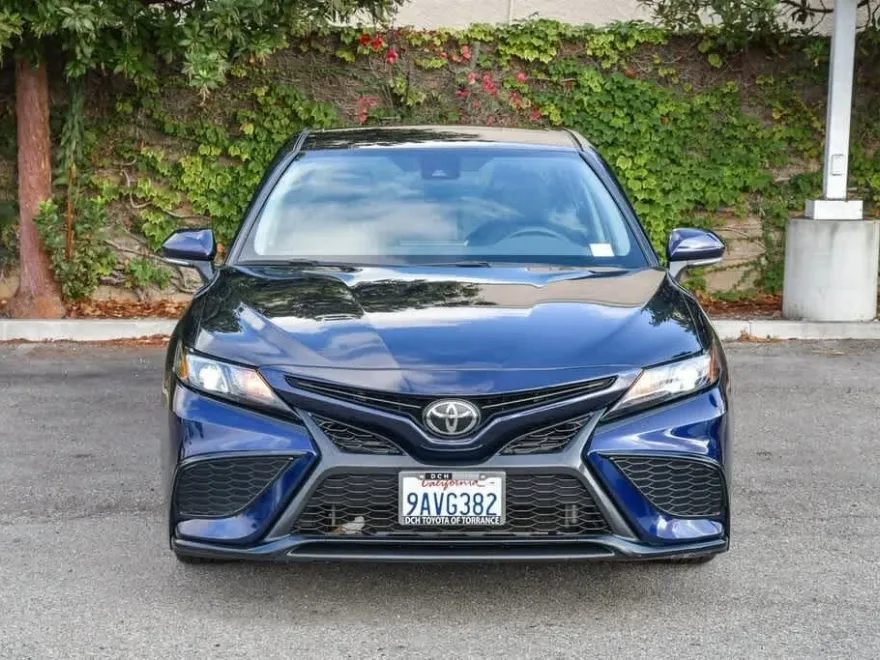 2022 Toyota Camry SE photo 1