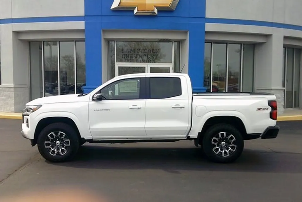 2025 Chevrolet Colorado Z71 photo 1