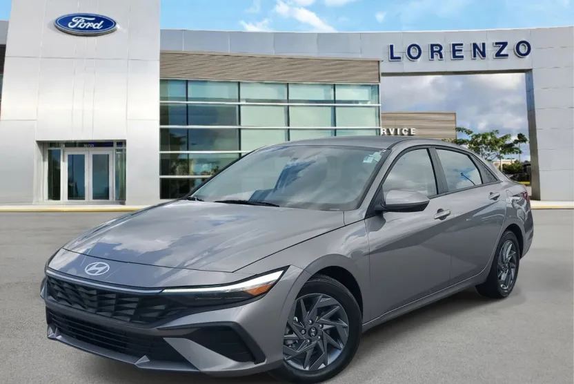2024 Hyundai Elantra SEL photo 1