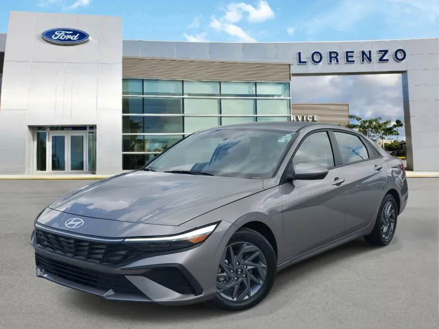 2024 Hyundai Elantra SEL photo 1