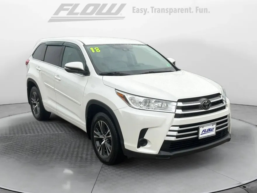 2018 Toyota Highlander LE photo 1