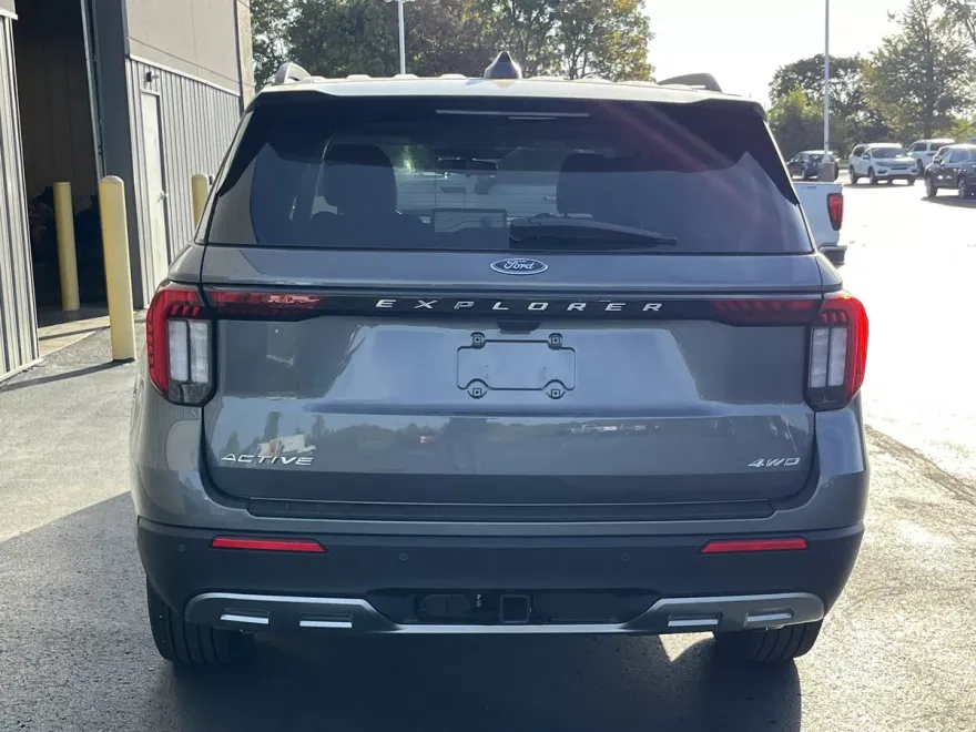 2025 Ford Explorer photo 1