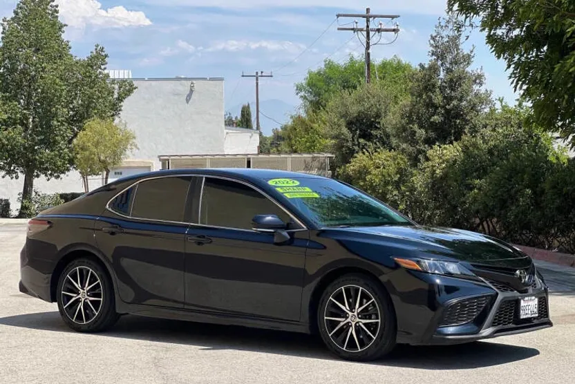 2022 Toyota Camry SE photo 1