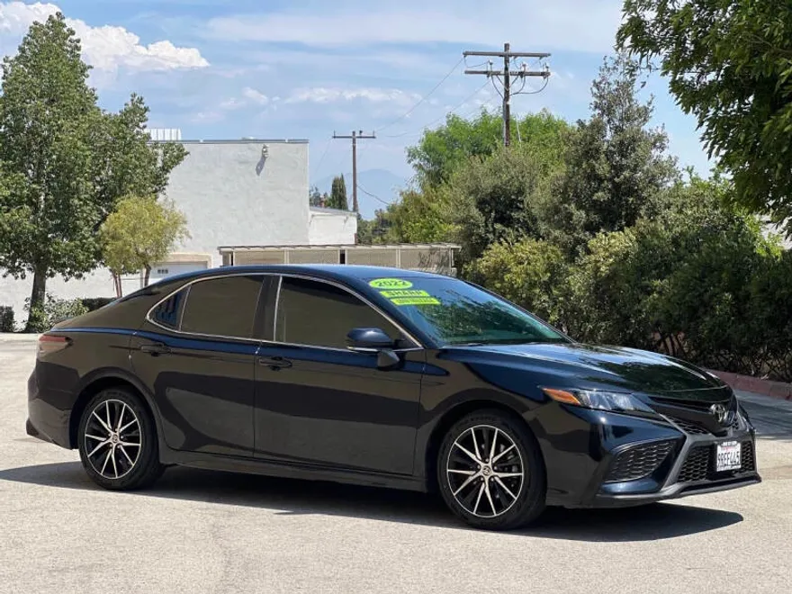 2022 Toyota Camry SE photo 1