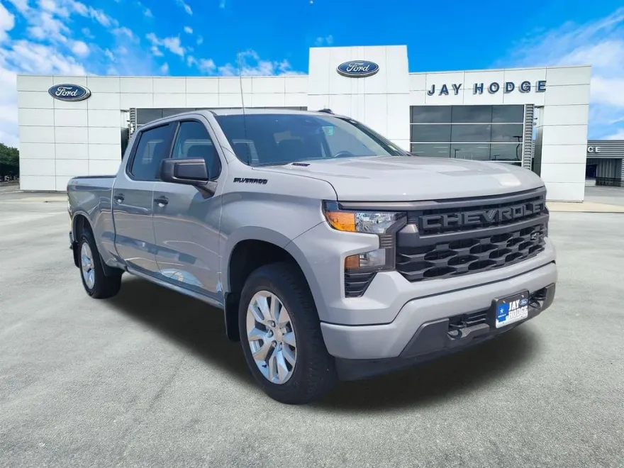 2025 Chevrolet Silverado 1500 Custom photo 1