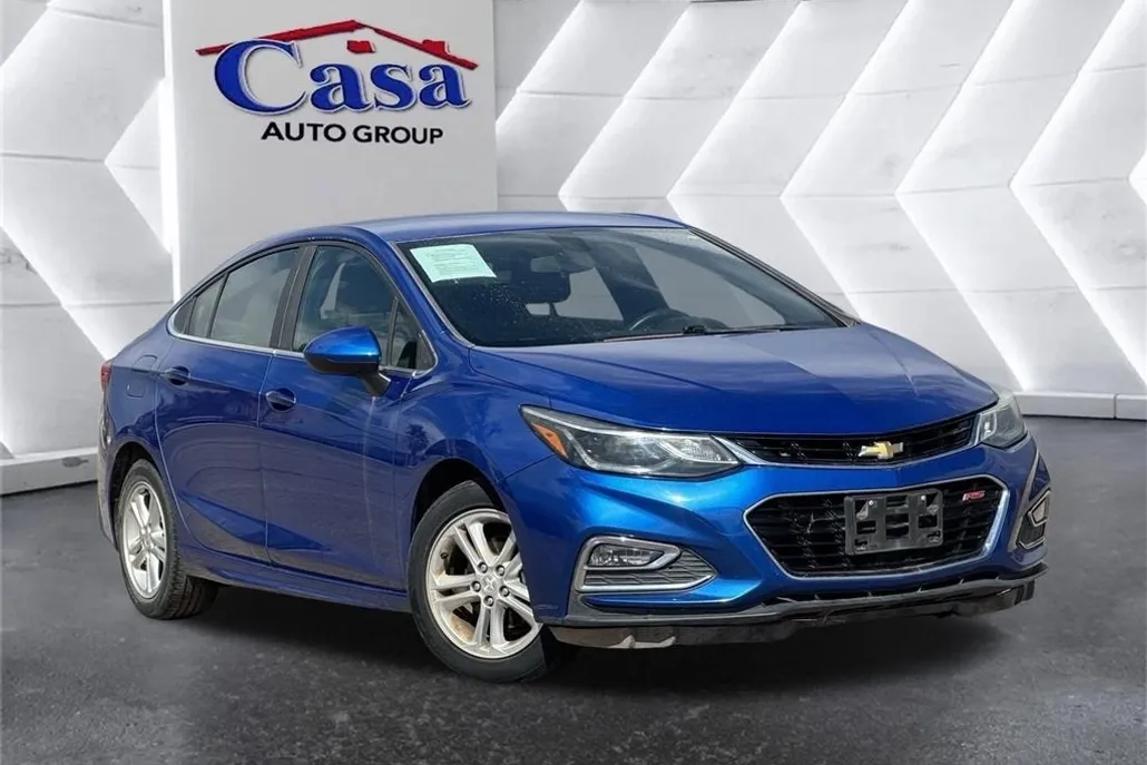2017 Chevrolet Cruze LT photo 1