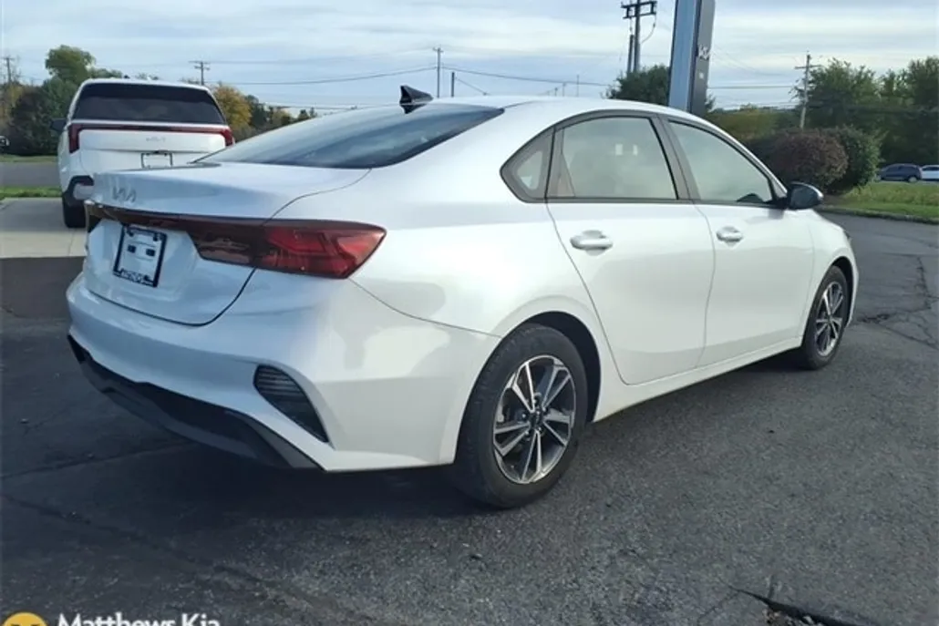 2023 Kia Forte LXS photo 1