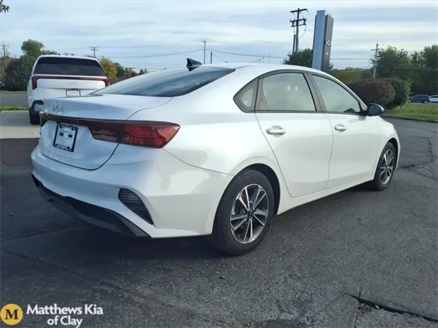 2023 Kia Forte LXS photo 1