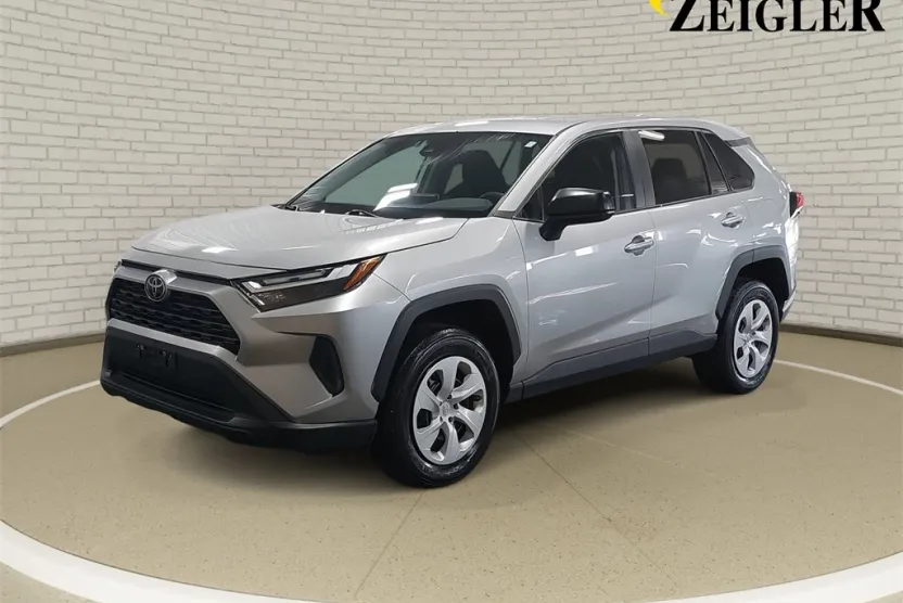 2024 Toyota RAV4 LE photo 1
