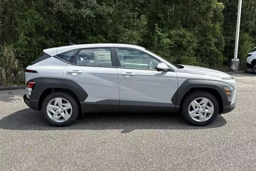 2026 Hyundai Kona SE photo 1