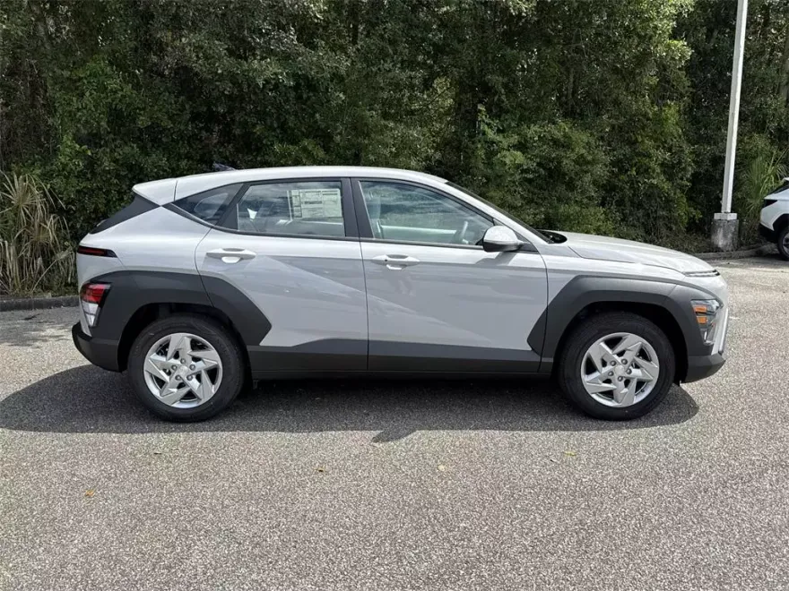 2026 Hyundai Kona SE photo 1