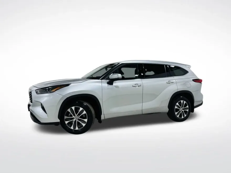 2022 Toyota Highlander XLE photo 1