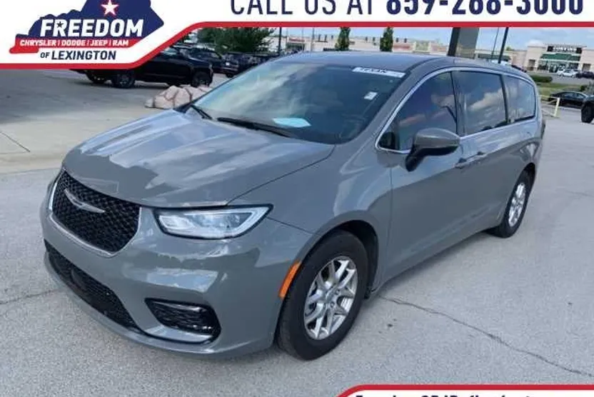 2023 Chrysler Pacifica Touring L photo 1