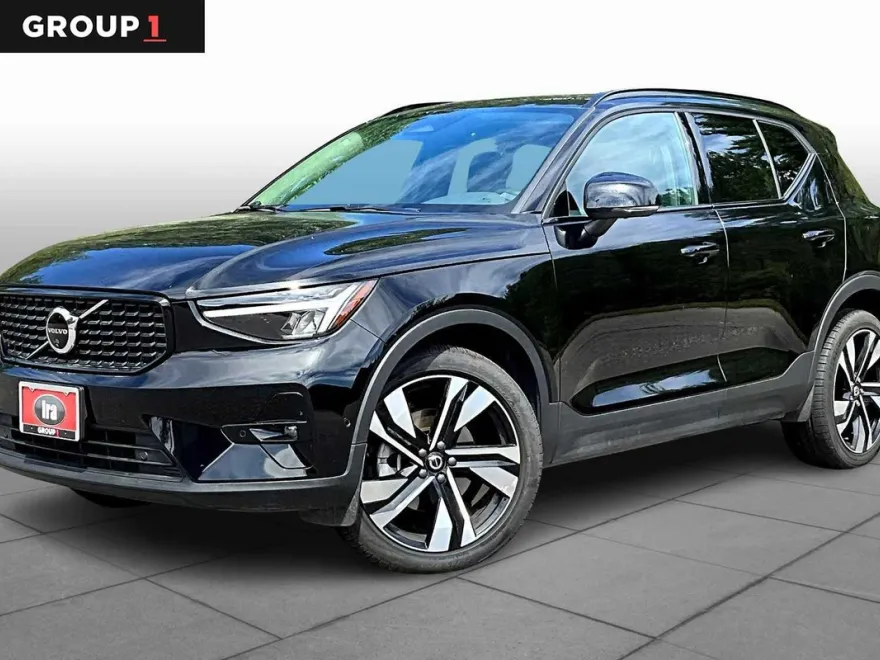 2025 Volvo XC40 Plus photo 1