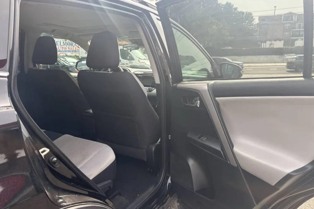 2018 Toyota RAV4 XLE photo 1