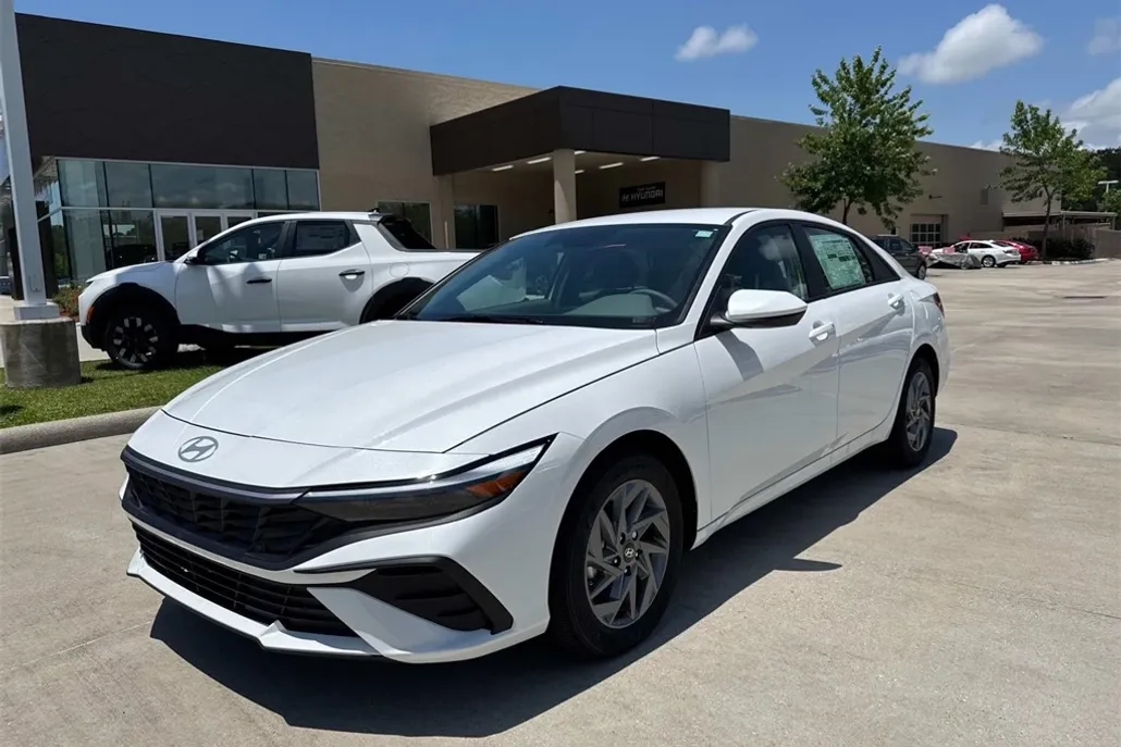 2025 Hyundai Elantra Hybrid photo 1