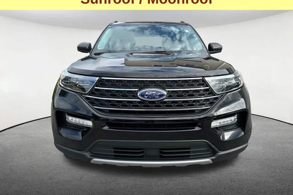 2023 Ford Explorer XLT photo 1