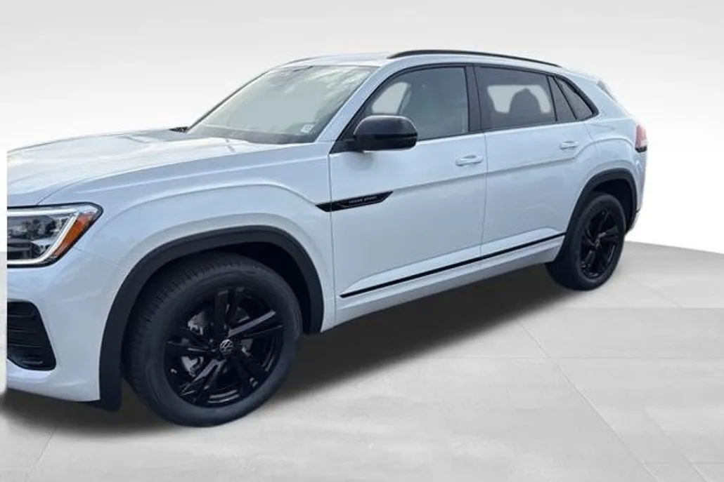 2026 Volkswagen Atlas Cross Sport SEL R-Line photo 1