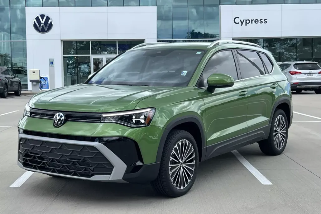 2025 Volkswagen Taos SE photo 1
