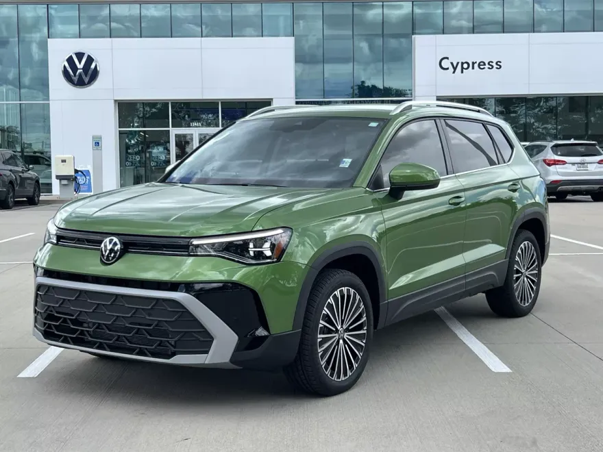 2025 Volkswagen Taos SE photo 1
