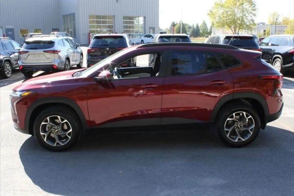 2024 Chevrolet Trax LT photo 1