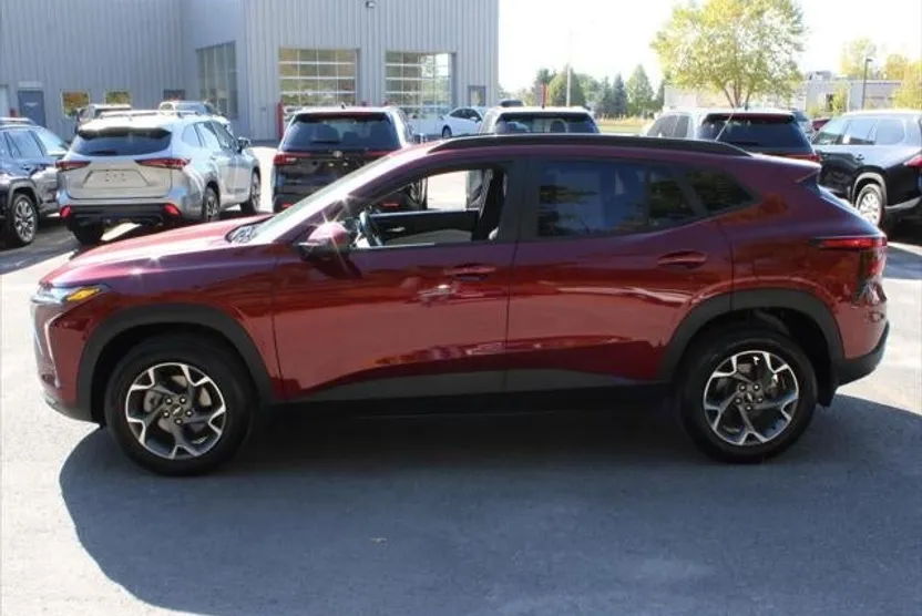 2024 Chevrolet Trax LT photo 1