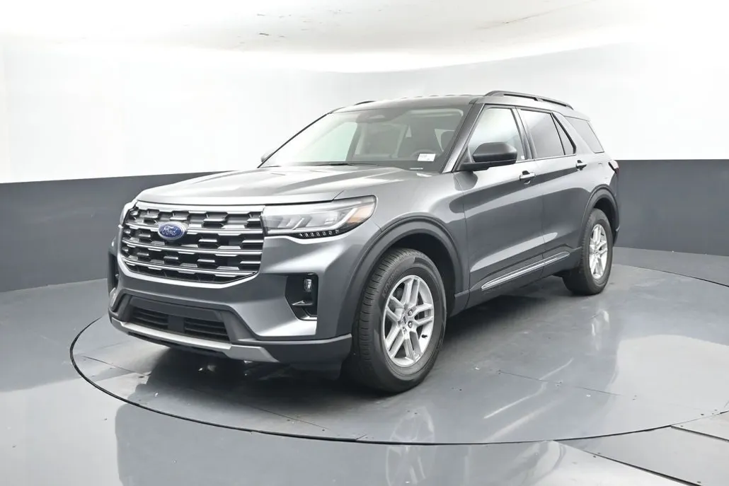 2025 Ford Explorer photo 1