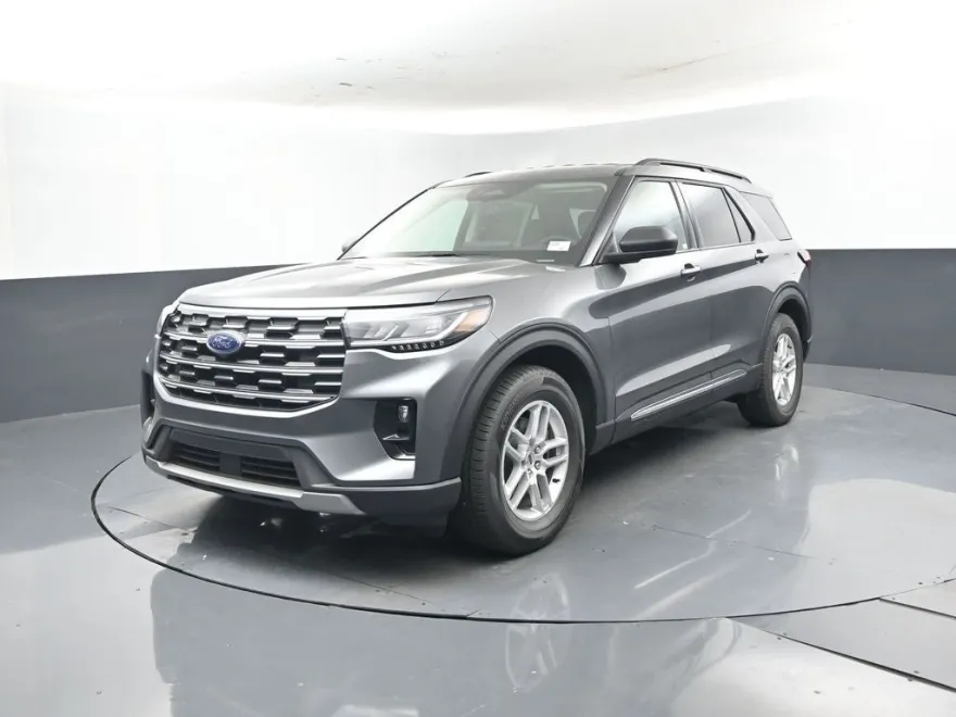 2025 Ford Explorer photo 1