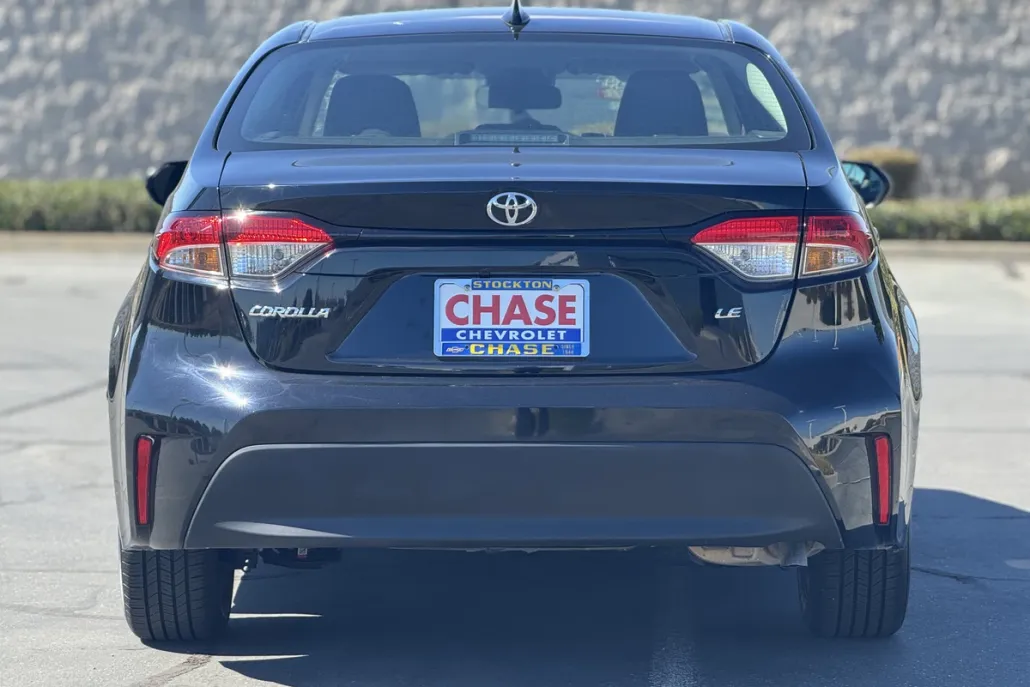 2023 Toyota Corolla LE photo 1