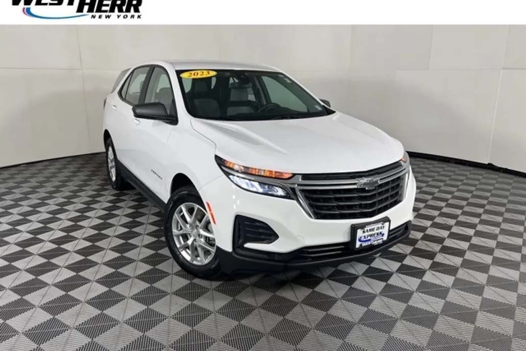 2023 Chevrolet Equinox LS photo 1