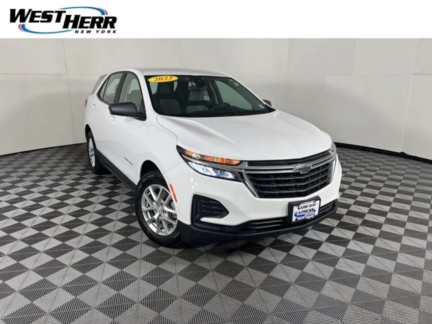 2023 Chevrolet Equinox LS photo 1