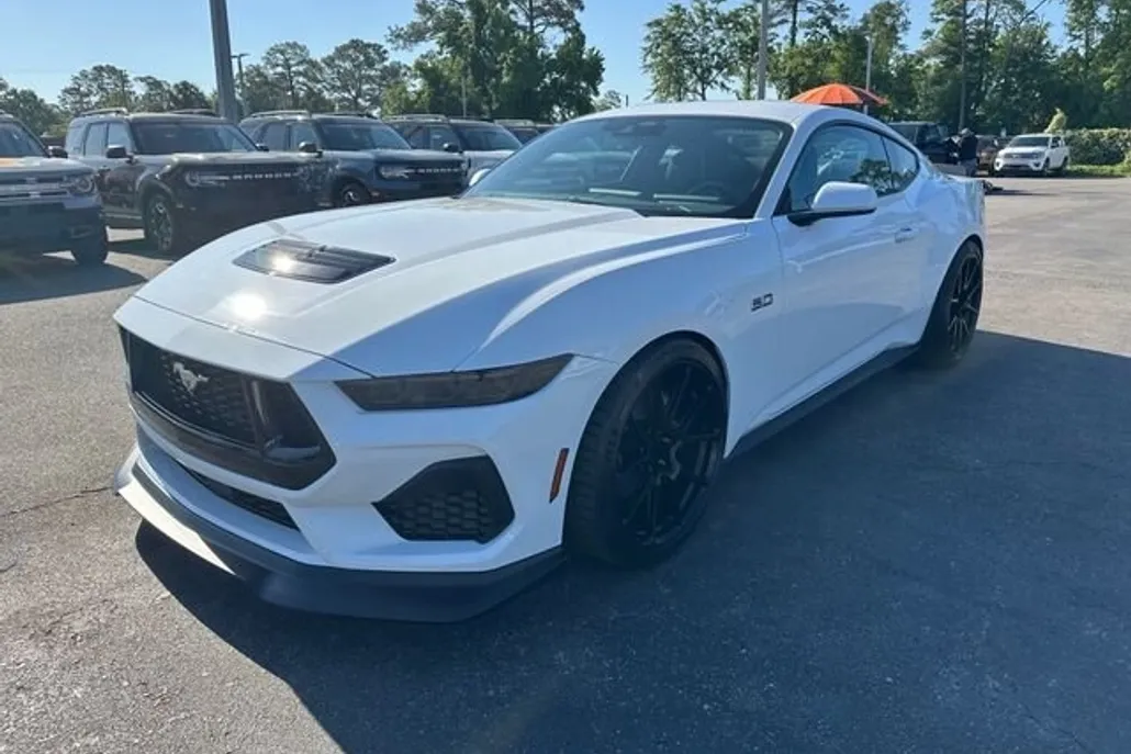 2025 Ford Mustang GT photo 1
