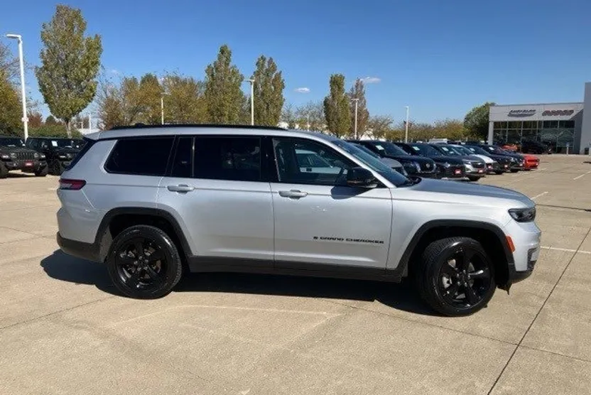 2023 Jeep Grand Cherokee Limited photo 1