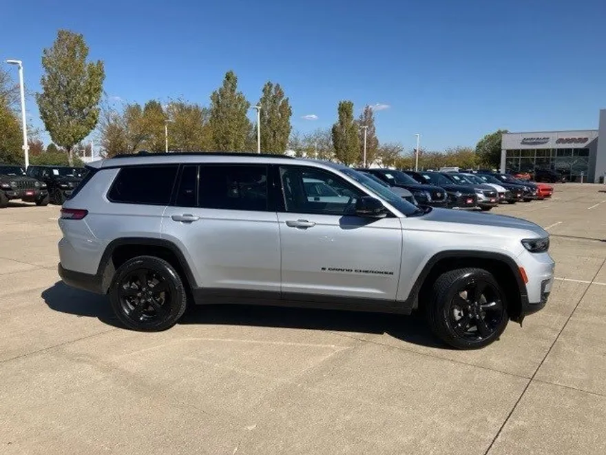 2023 Jeep Grand Cherokee Limited photo 1