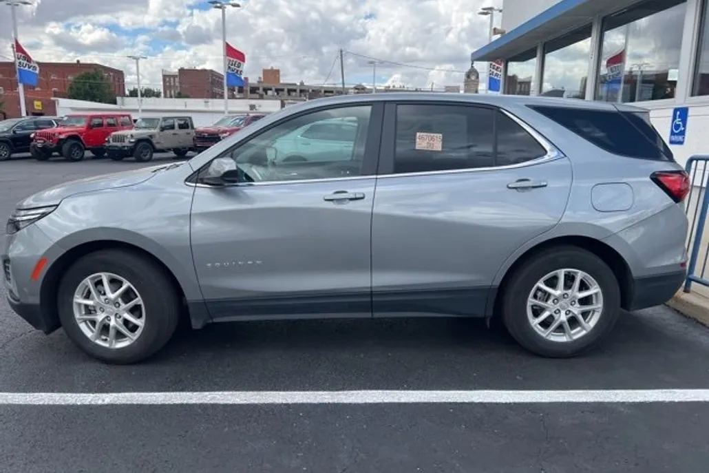 2024 Chevrolet Equinox LT photo 1