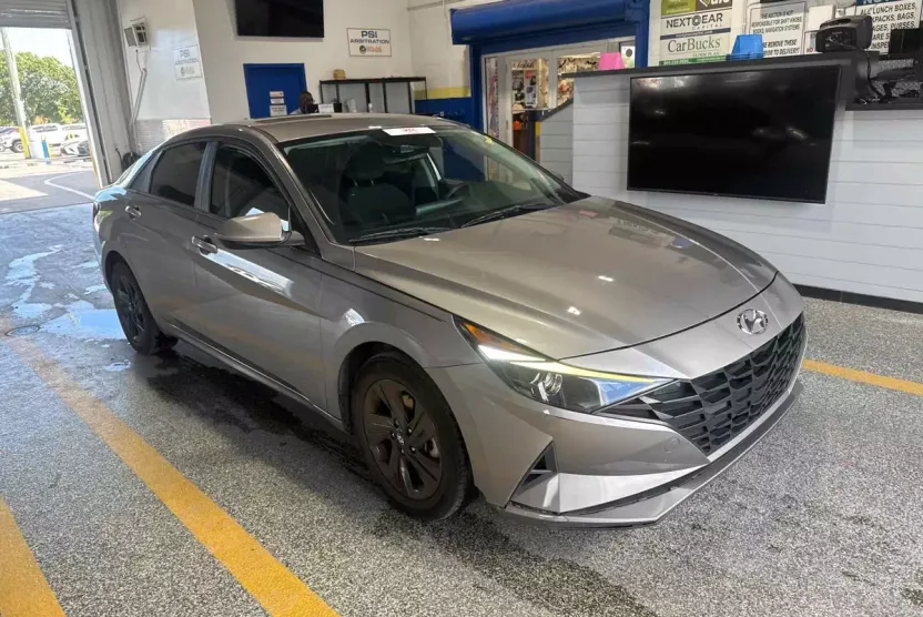 2023 Hyundai Elantra SEL Convenience photo 1