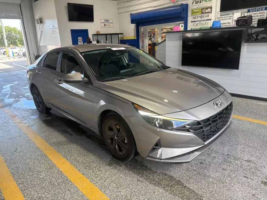 2023 Hyundai Elantra SEL Convenience photo 1