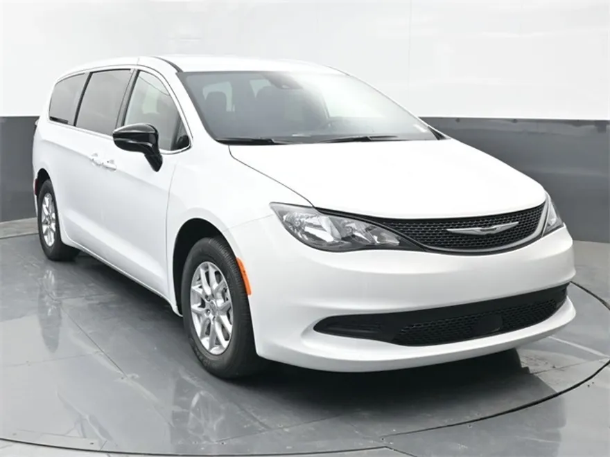 2025 Chrysler Voyager LX photo 1