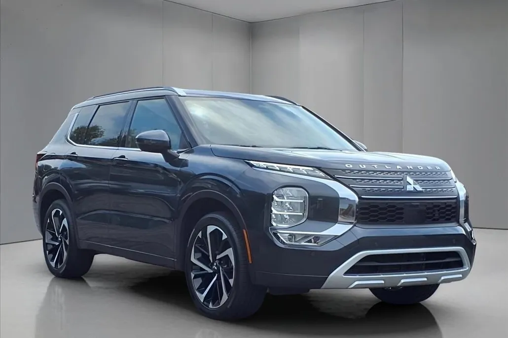 2024 Mitsubishi Outlander SEL photo 1