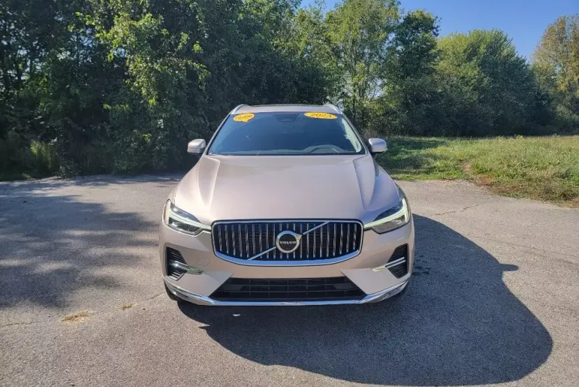 2023 Volvo XC60 B5 Plus photo 1