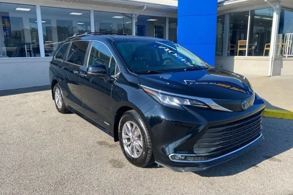 2021 Toyota Sienna XLE photo 1