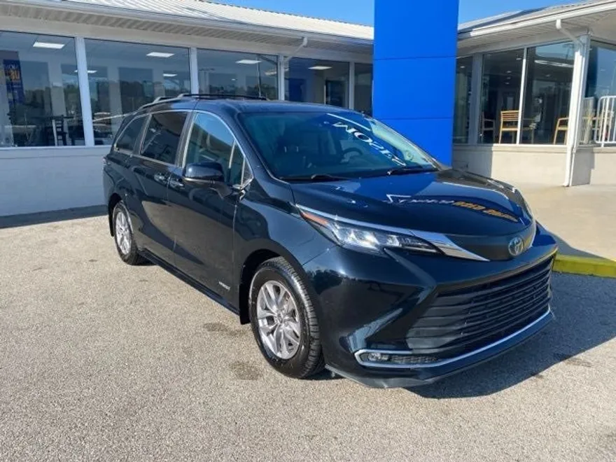 2021 Toyota Sienna XLE photo 1