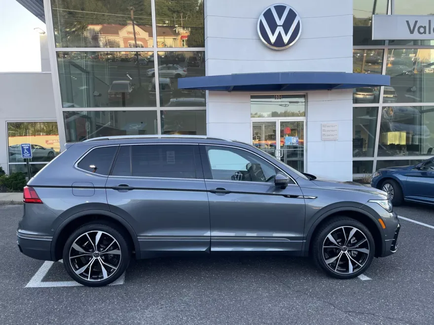 2022 Volkswagen Tiguan SEL Premium R-Line photo 1
