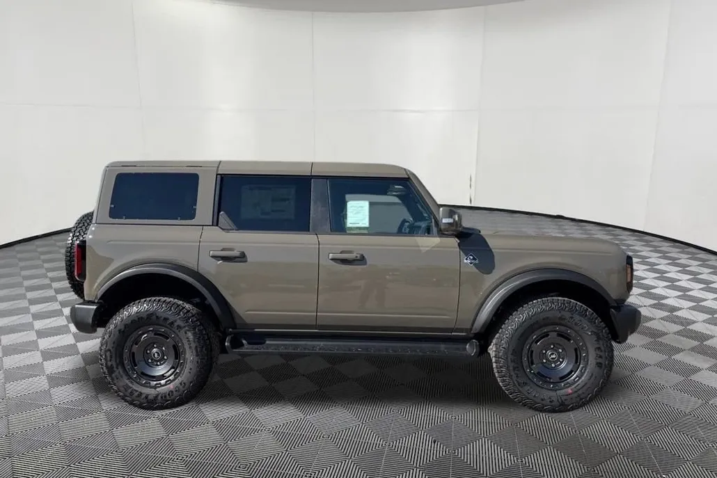 2025 Ford Bronco Outer Banks photo 1